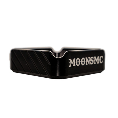 MOONSMC "The Diplomat" Cigar Ashtray: low angled view of the black tray and its grooved sides.