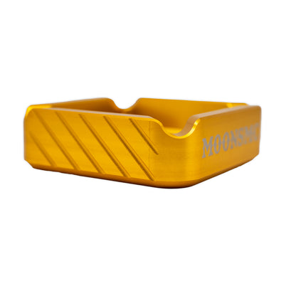 MOONSMC "The Diplomat" Cigar Ashtray: low angled view of the gold tray and its grooved sides.