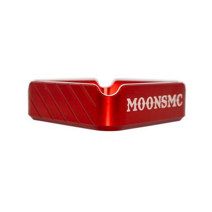 MOONSMC "The Diplomat" Cigar Ashtray: low angled view of the red tray and grooved sides.